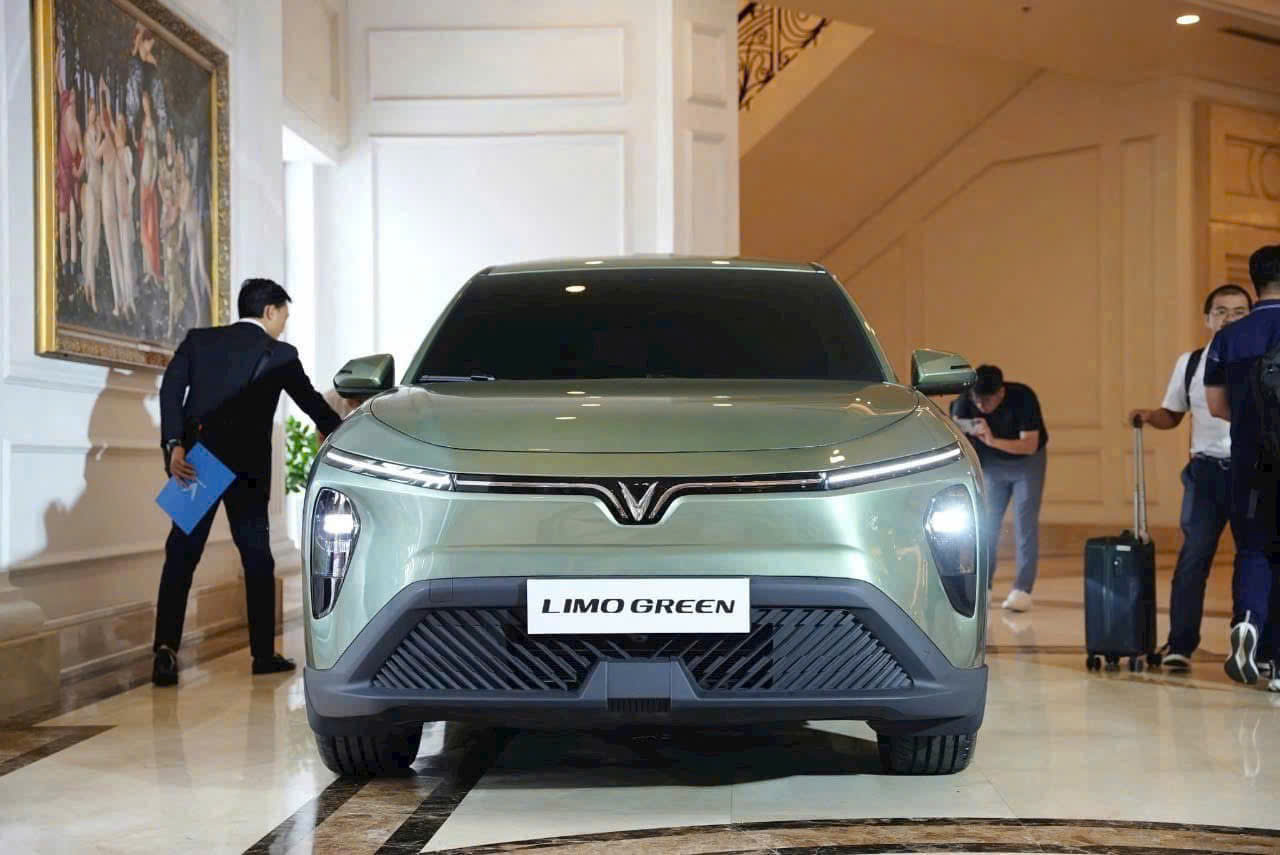 vinfast limo green