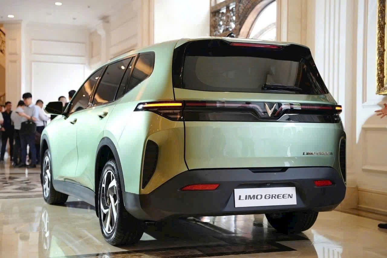 vinfast limo green